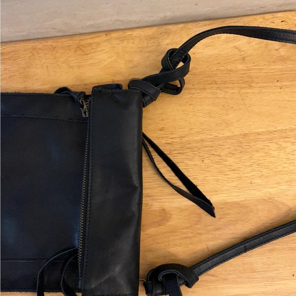 Chen & Derington Chic Black Leather Crossbody Bag - Picture 4 of 10